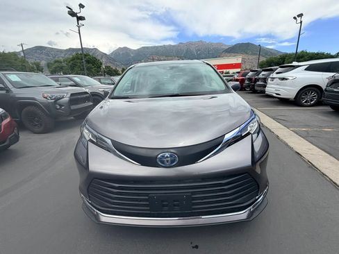 Used 2023 Toyota Sienna XLE AWD/4WD image 9