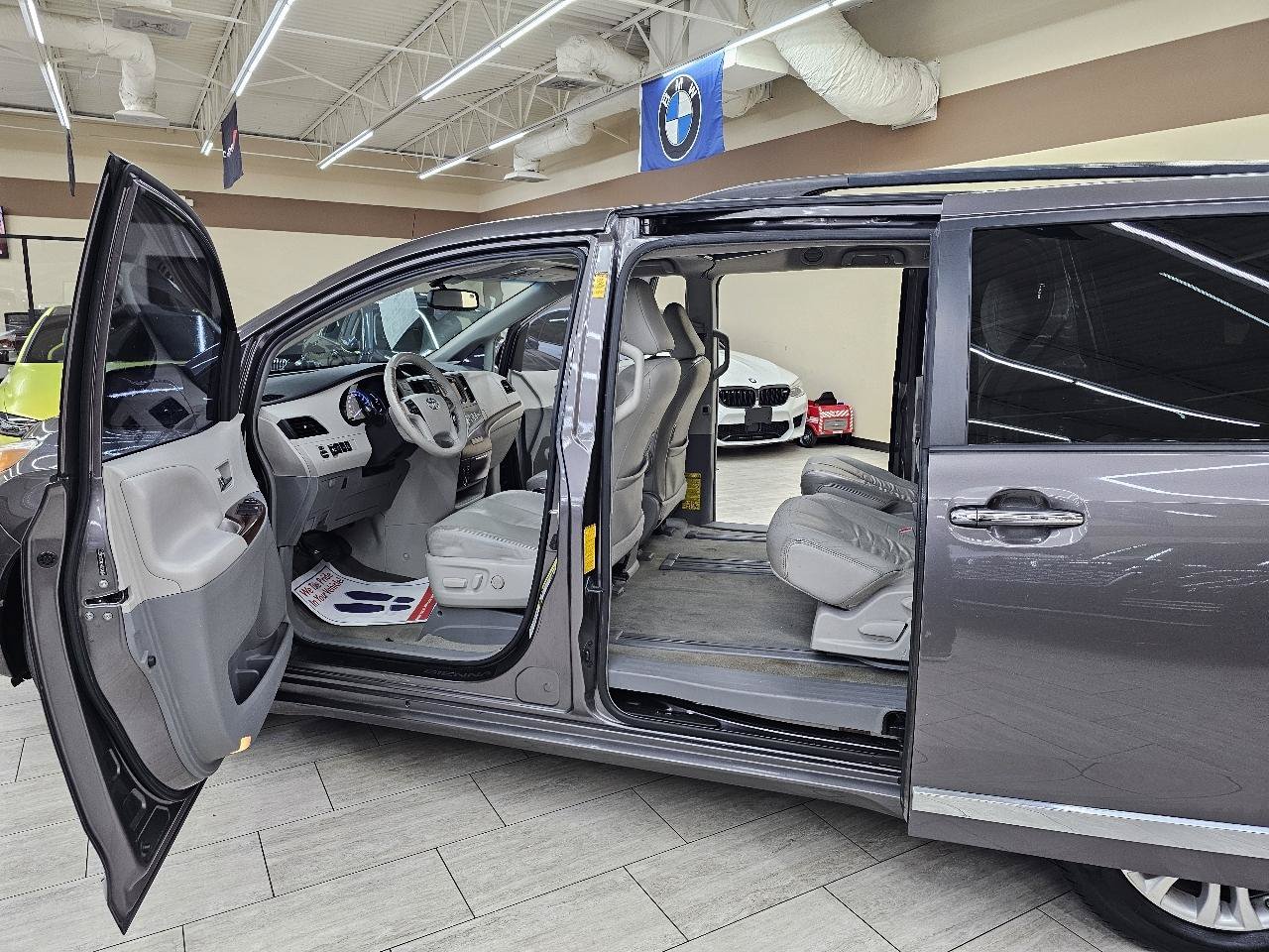 Used 2013 Toyota Sienna XLE FWD image 18