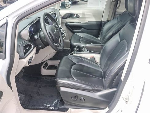 Used 2023 Chrysler Pacifica Touring-L FWD image 21