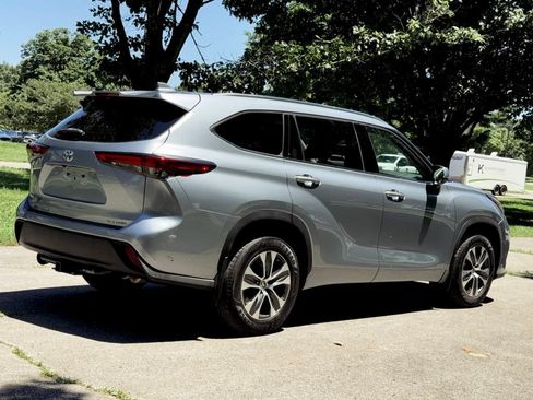 Used 2021 Toyota Highlander XLE AWD/4WD image 4
