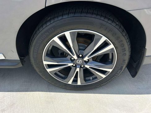 Used 2017 Nissan Pathfinder Platinum w/ Family Entertainment Package FWD image 11