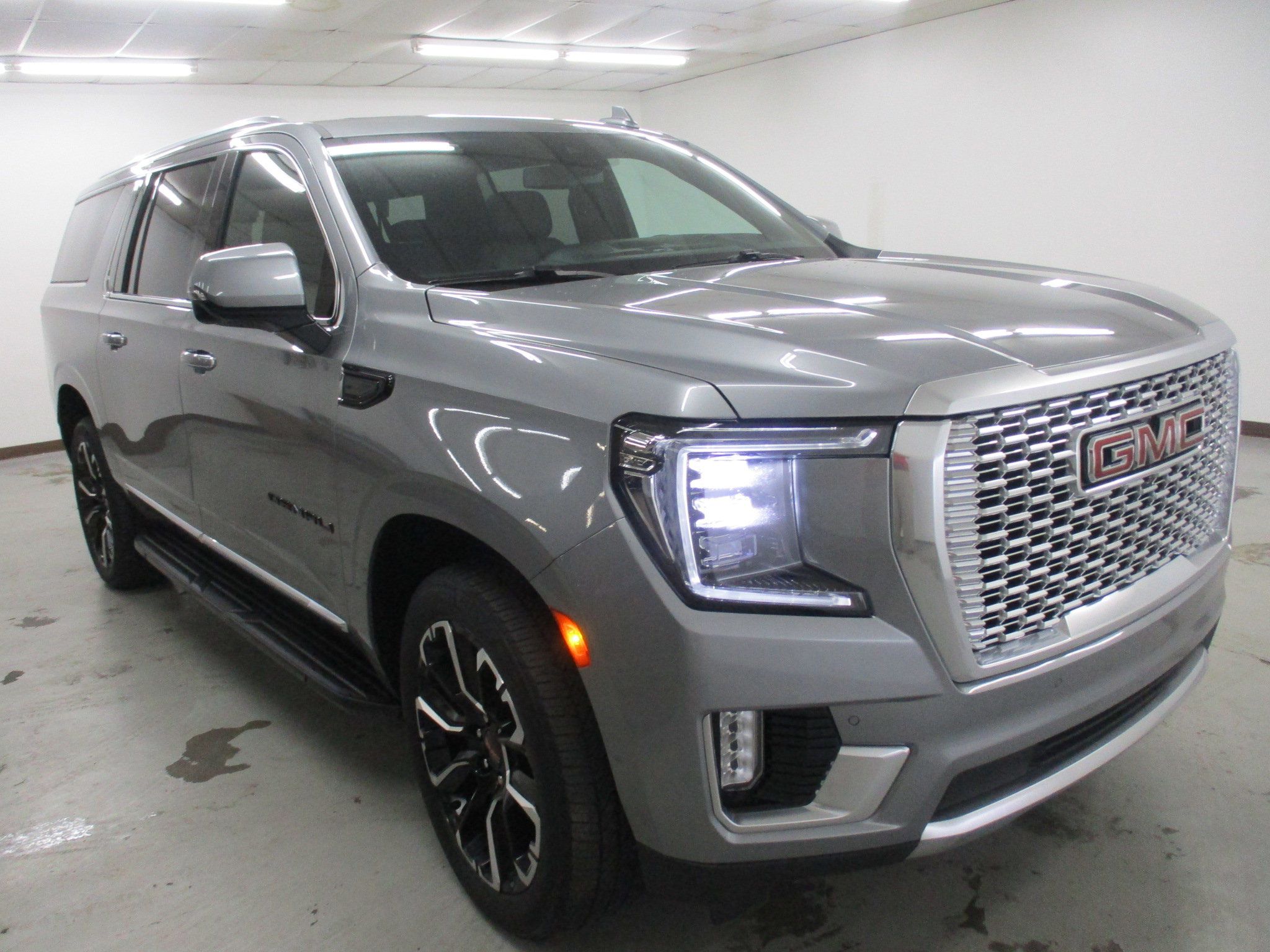 Certified 2023 GMC Yukon XL Denali AWD/4WD image 1
