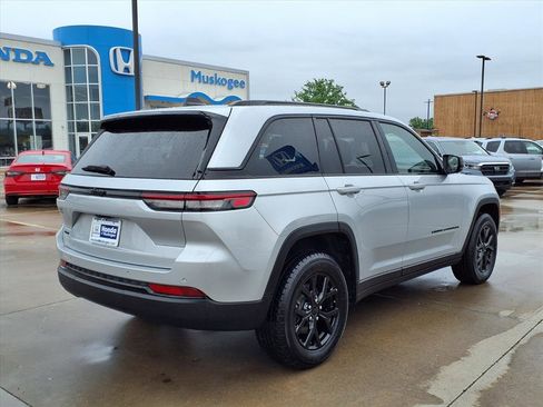 Used 2025 Jeep Grand Cherokee Altitude AWD/4WD image 2