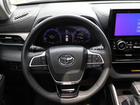 Used 2025 Toyota Highlander Limited AWD/4WD image 24