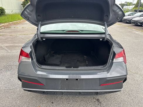 Used 2024 Hyundai Elantra SE FWD image 18