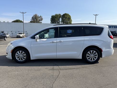 Used 2017 Chrysler Pacifica Touring-L image 4