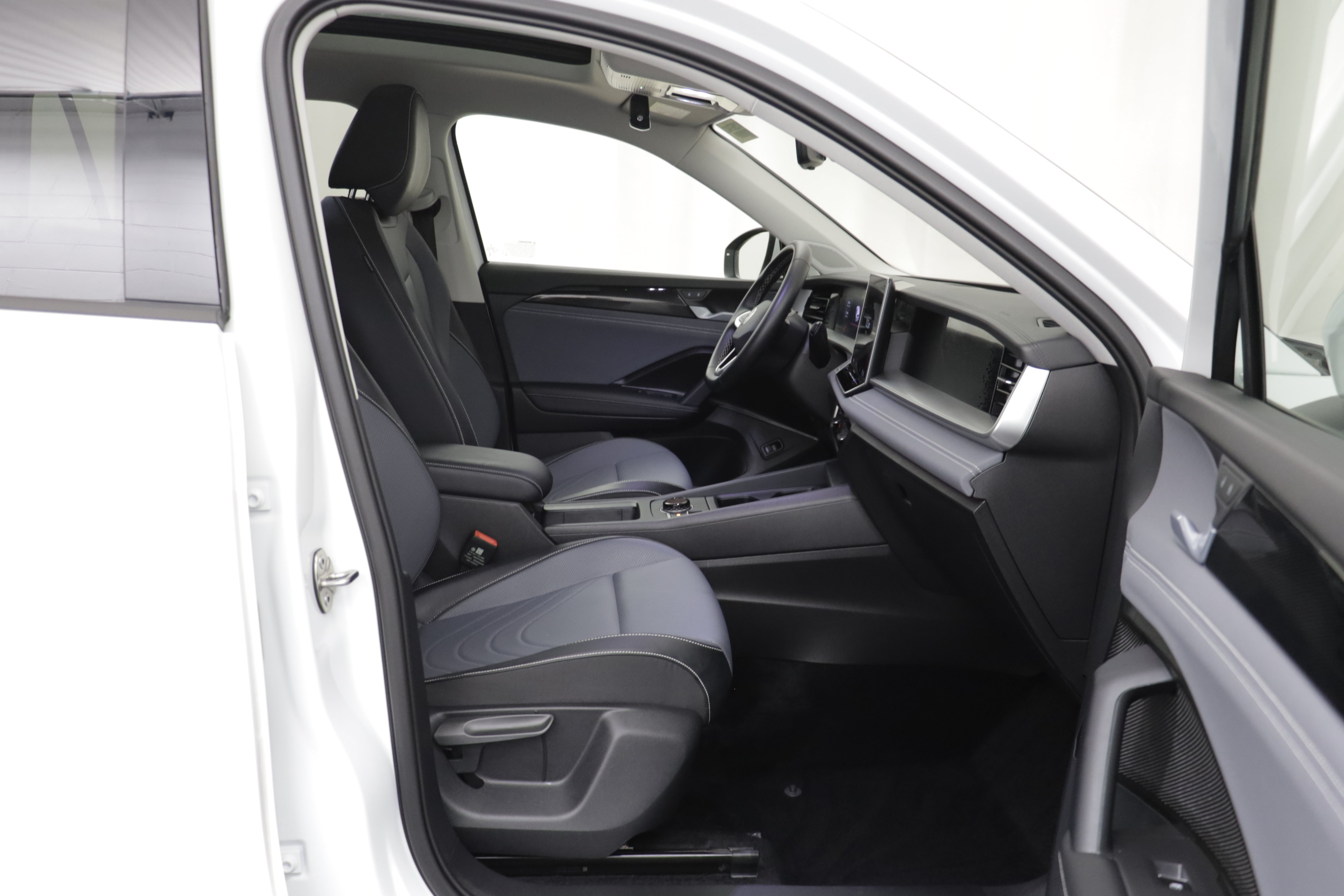 Used 2026 Volkswagen Tiguan SE w/ Panoramic Sunroof Package AWD/4WD image 18