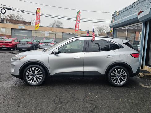 Used 2020 Ford Escape Titanium image 4