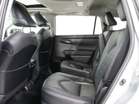 Used 2021 Toyota Highlander XLE AWD/4WD image 16