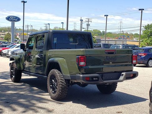 Used 2023 Jeep Gladiator Sport AWD/4WD image 7