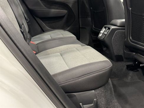 Used 2025 Volvo XC40 B5 Core image 20