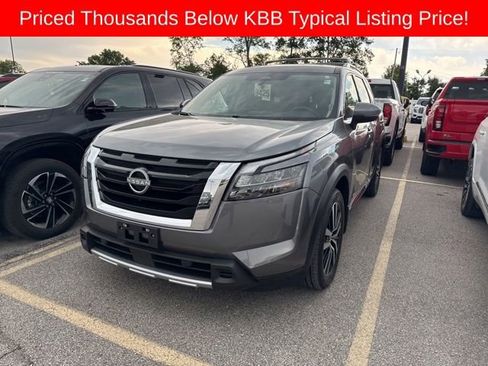 Used 2025 Nissan Pathfinder Platinum w/ Cargo Package AWD/4WD image 2