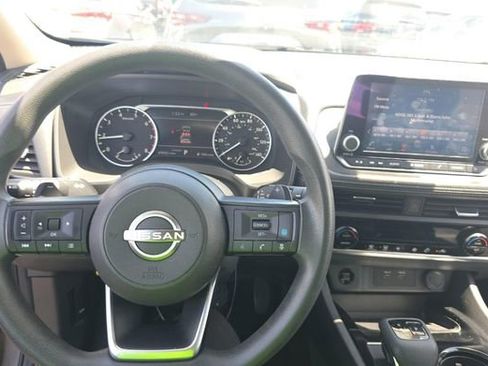 Used 2024 Nissan Rogue SV FWD image 17