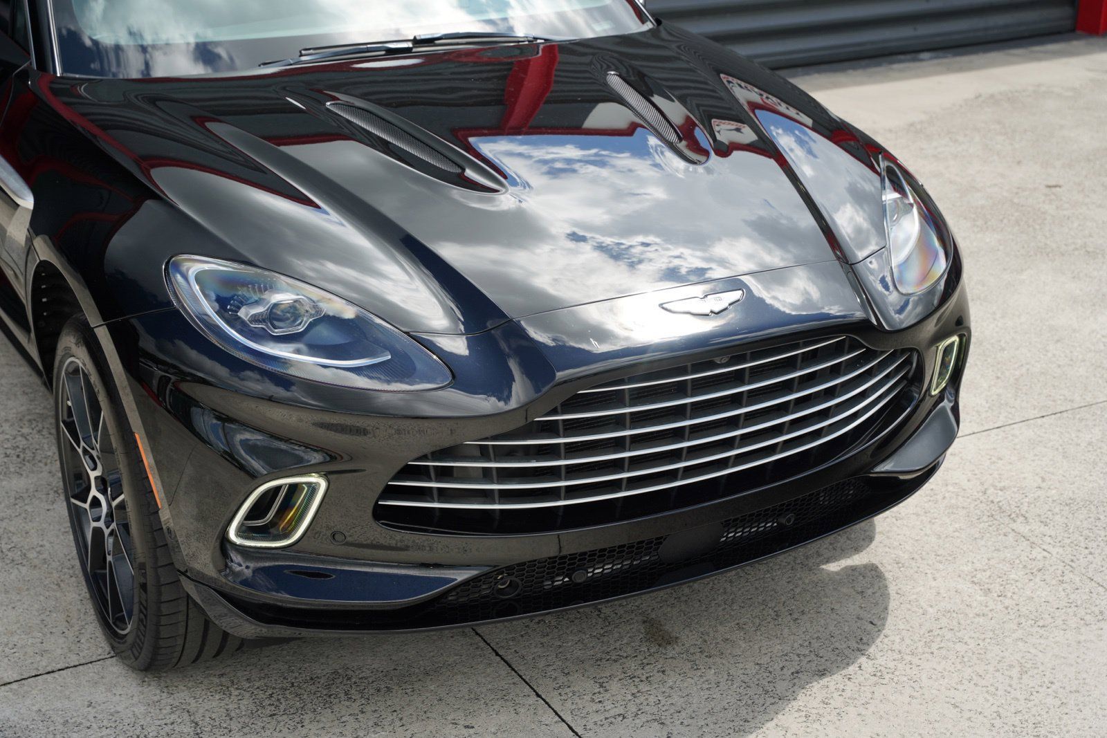 Used 2021 Aston Martin DBX AWD/4WD image 5