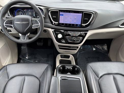 Used 2024 Chrysler Pacifica Touring-L image 12