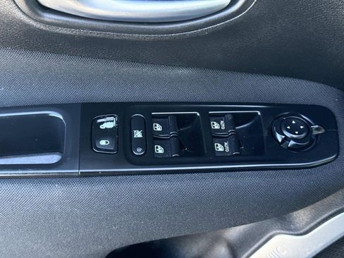 Used 2018 Jeep Renegade Latitude w/ Popular Equipment Group image 19