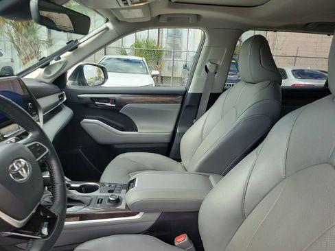 Used 2023 Toyota Highlander Limited image 19
