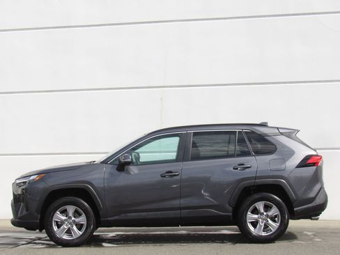 Used 2024 Toyota RAV4 XLE w/ Convenience Package image 4