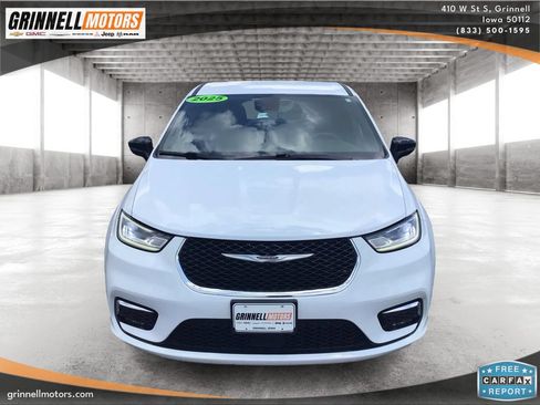Used 2025 Chrysler Pacifica Select FWD image 2