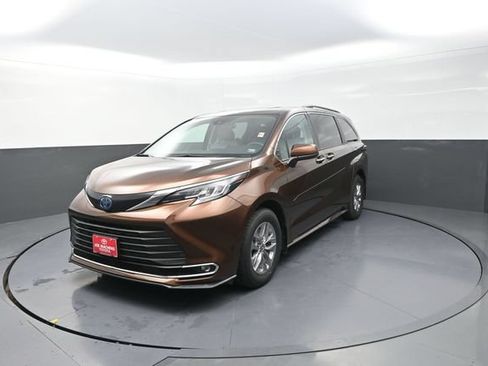 Certified 2022 Toyota Sienna XLE w/ XLE Plus Package AWD/4WD image 42