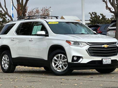 Used 2018 Chevrolet Traverse LT image 2