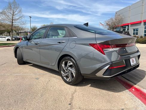 Used 2025 Hyundai Elantra SEL image 8