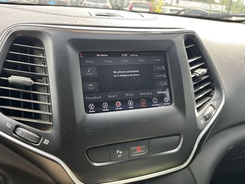 Used 2019 Jeep Cherokee Latitude Plus AWD/4WD image 16