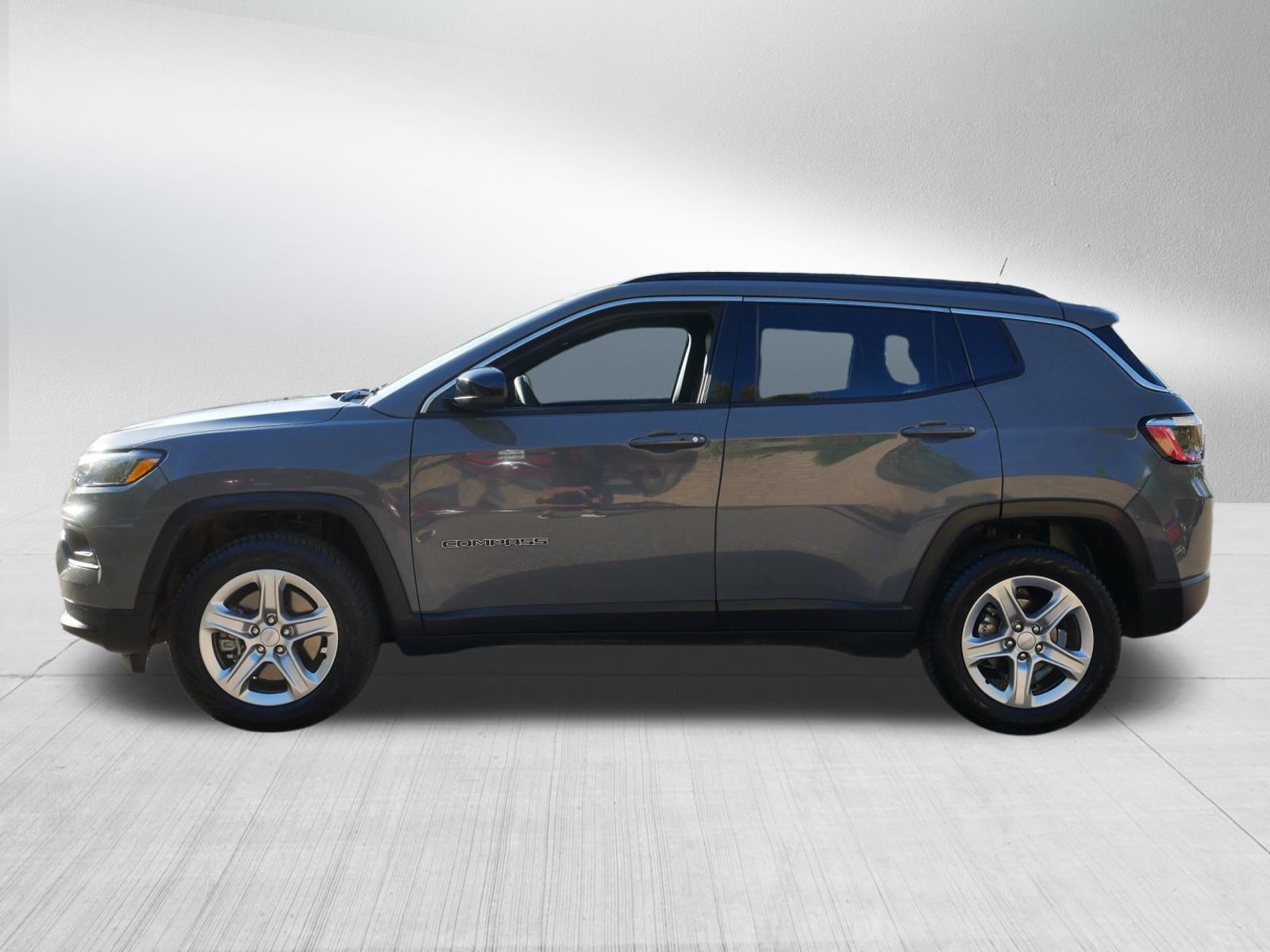 Used 2023 Jeep Compass Latitude w/ Convenience Group AWD/4WD image 4