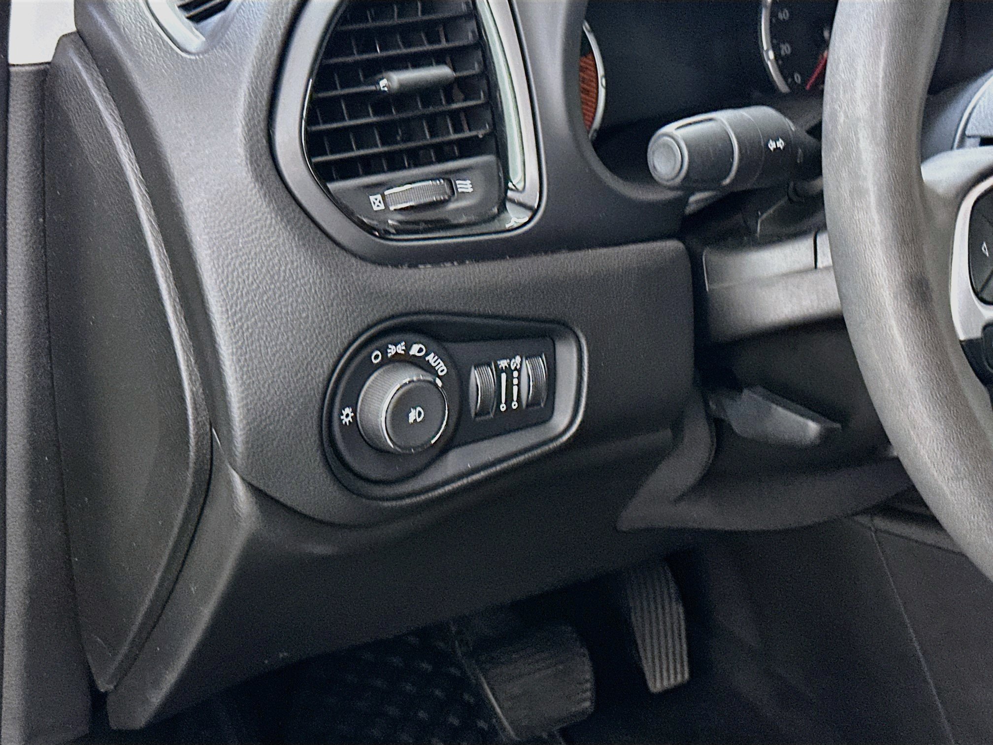 Used 2023 Jeep Renegade Altitude AWD/4WD image 17