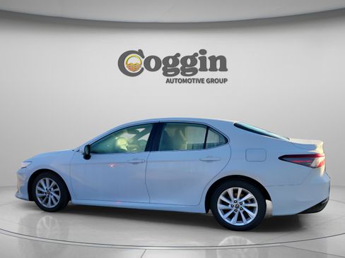 Used 2022 Toyota Camry LE image 2