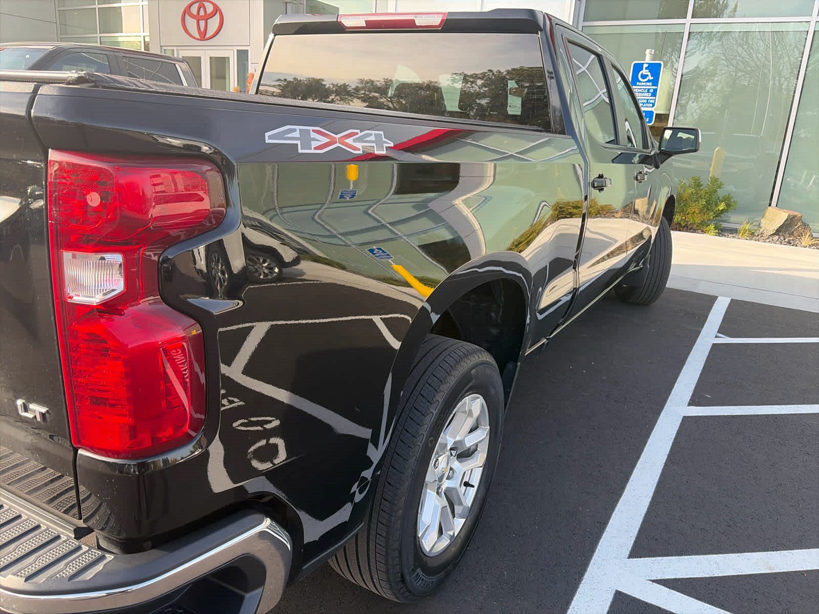 Used 2022 Chevrolet Silverado 1500 LT AWD/4WD image 9
