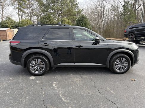 Used 2022 Nissan Pathfinder SV w/ SV Premium Package image 4