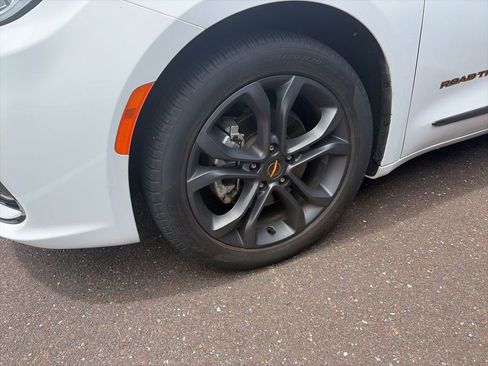 Used 2024 Chrysler Pacifica Touring-L w/ Road Tripper Package FWD image 4