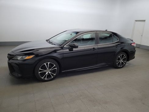 Used 2020 Toyota Camry SE image 2