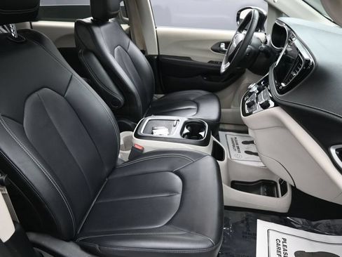 Used 2024 Chrysler Pacifica Limited FWD image 33