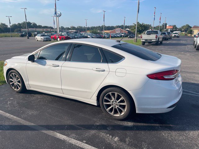 Used 2017 Ford Fusion SE FWD image 4