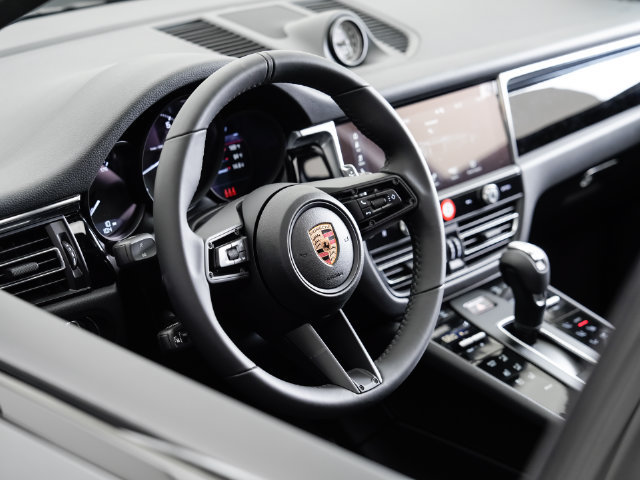 Certified 2026 Porsche Macan AWD/4WD image 9