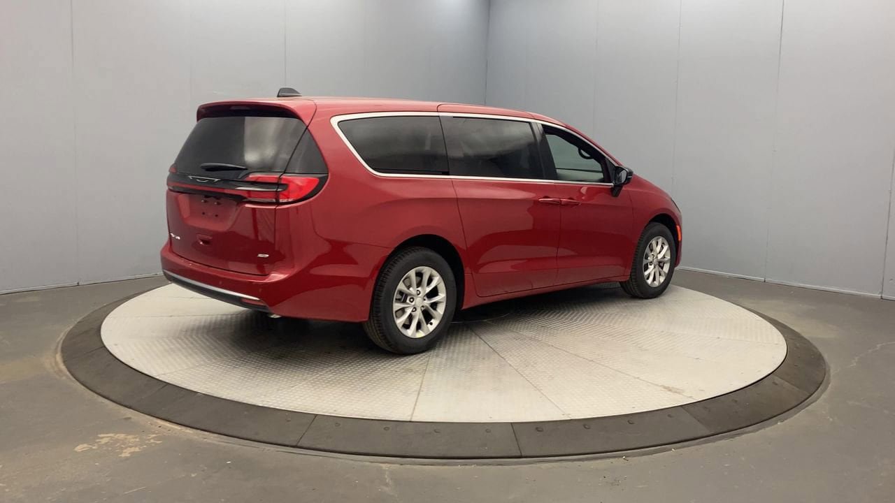 New 2027 Chrysler Pacifica Select w/ Family Tech Group AWD/4WD image 5
