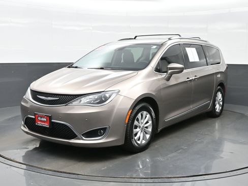 Used 2018 Chrysler Pacifica Touring-L Plus w/ Advanced Safetytec Group FWD image 2