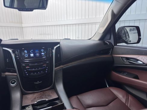 Used 2016 Cadillac Escalade Luxury RWD image 17