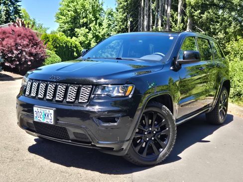 Used 2018 Jeep Grand Cherokee Altitude AWD/4WD image 6