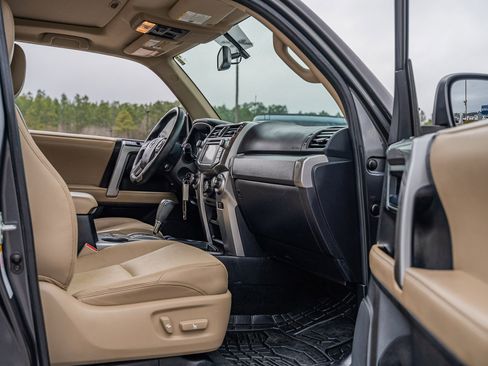 Used 2016 Toyota 4Runner SR5 Premium image 12