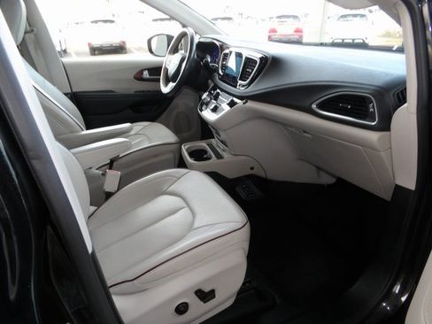 Used 2018 Chrysler Pacifica Limited w/ Tire & Wheel Group image 35