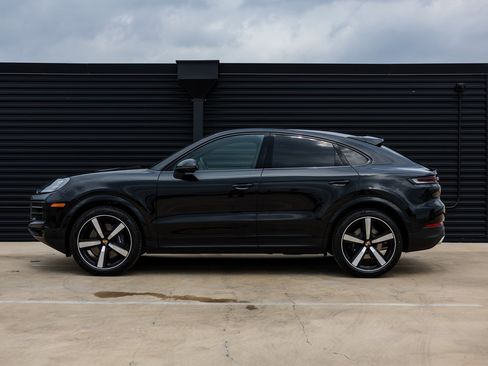 Certified 2025 Porsche Cayenne Coupe image 2