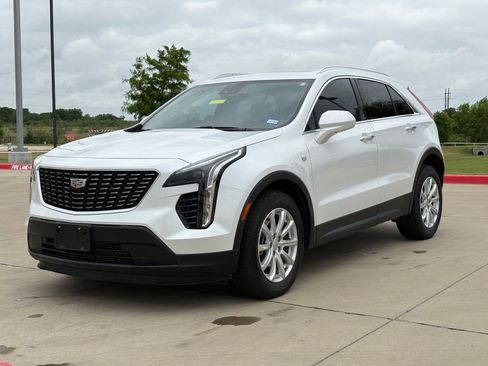 Certified 2023 Cadillac XT4 Luxury w/ Cold Weather Package FWD image 3