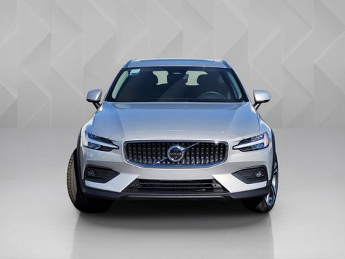 Certified 2025 Volvo V60 B5 Cross Country Plus AWD/4WD image 2