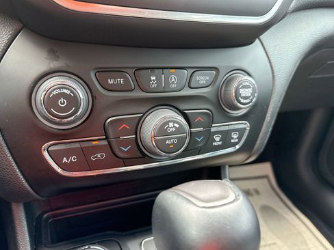 Used 2023 Jeep Cherokee Altitude Lux AWD/4WD image 16