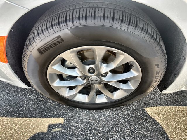 Used 2026 Chrysler Pacifica Limited FWD image 10