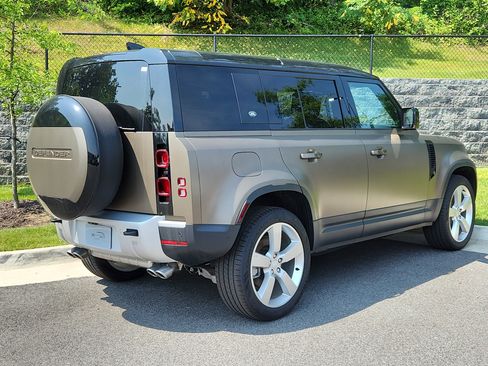 New 2024 Land Rover Defender 110 SE image 2