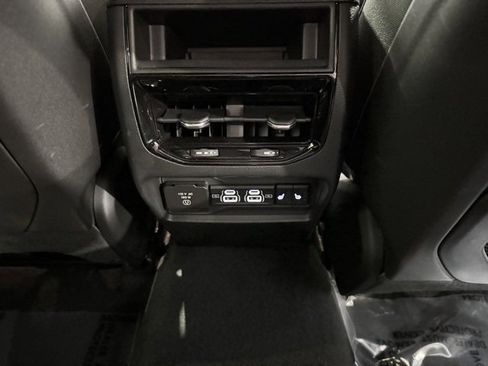 Used 2025 Jeep Grand Cherokee Limited image 14